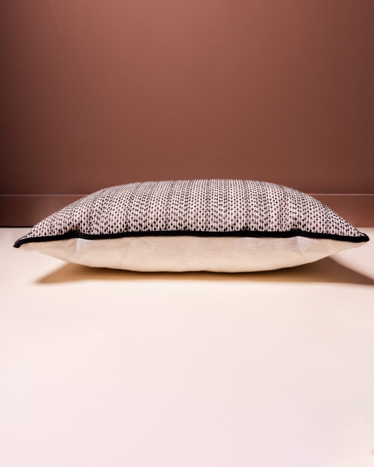 Coussin Moucheté Brodé Noir - Cabana Gallery 1