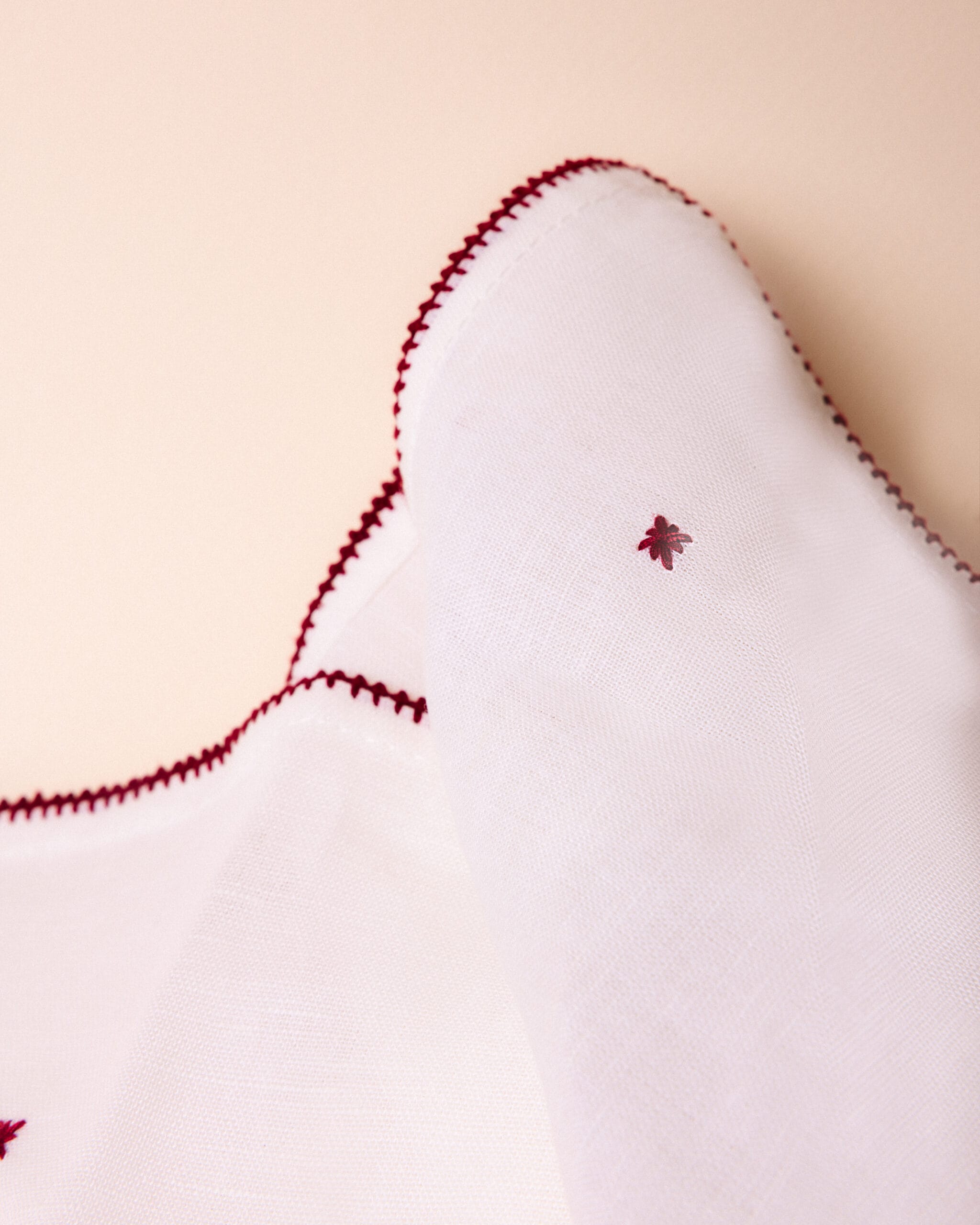 serviette-brode-lin-detail-rouge-scaled-1
