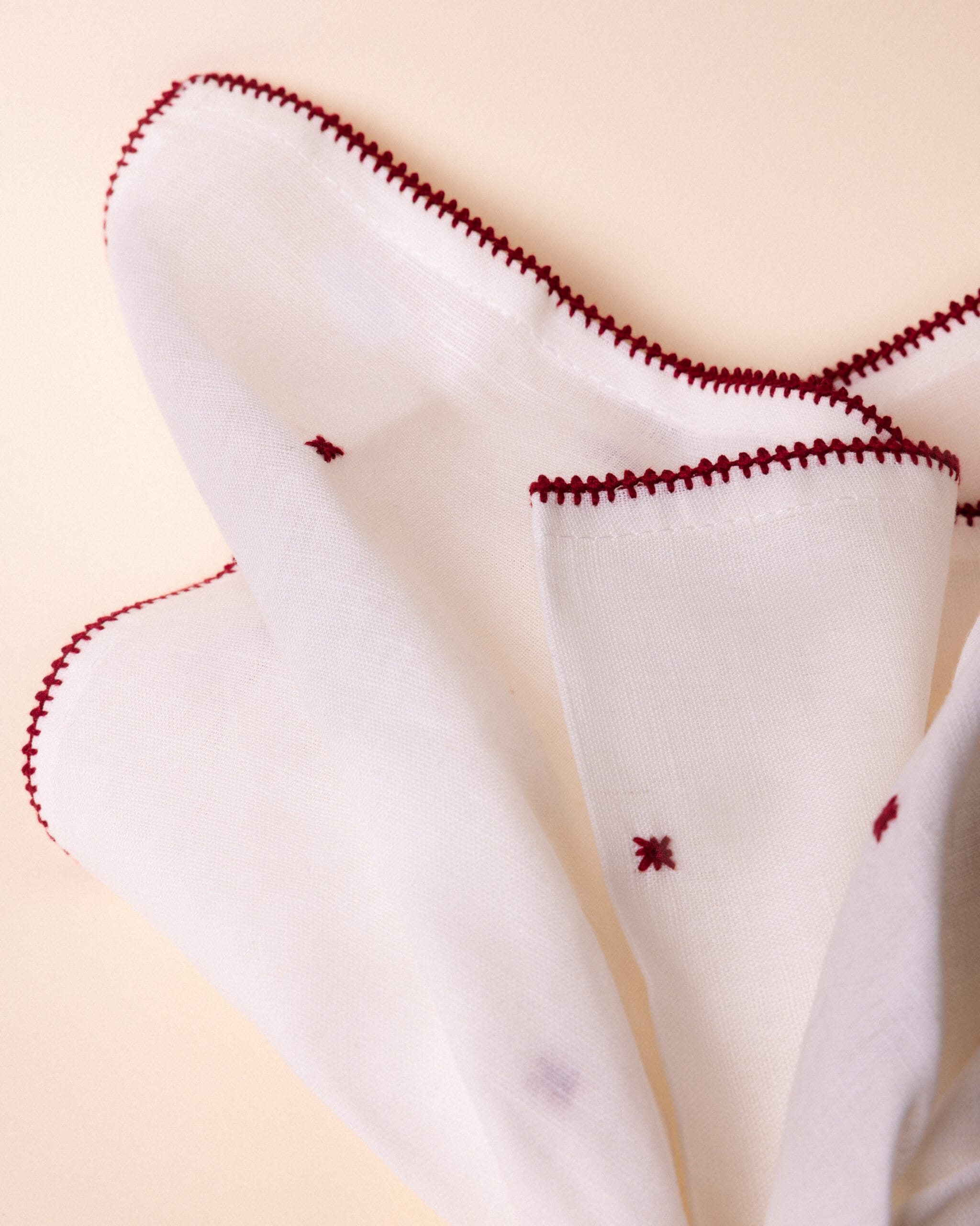 serviette-brode-lin-detail-rouge1-scaled-1