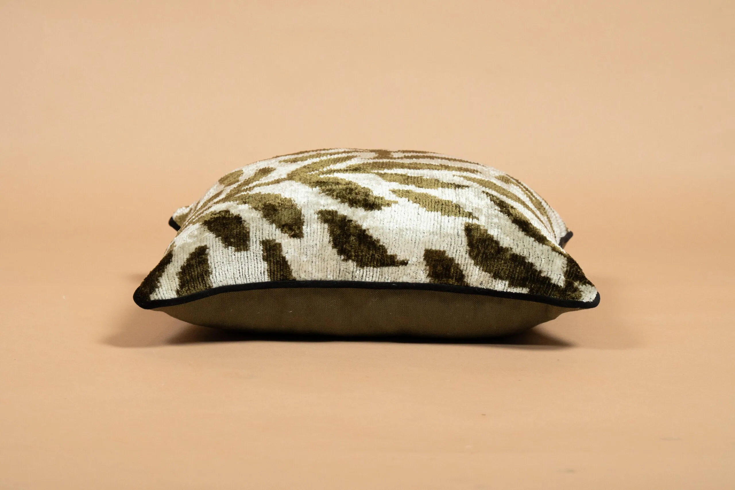 Coussin Soie Ikat Feuille – Image 4